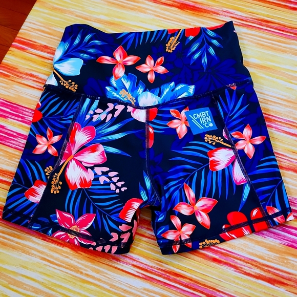 NIB WORKOUT SHORTS - Picture 5 of 5